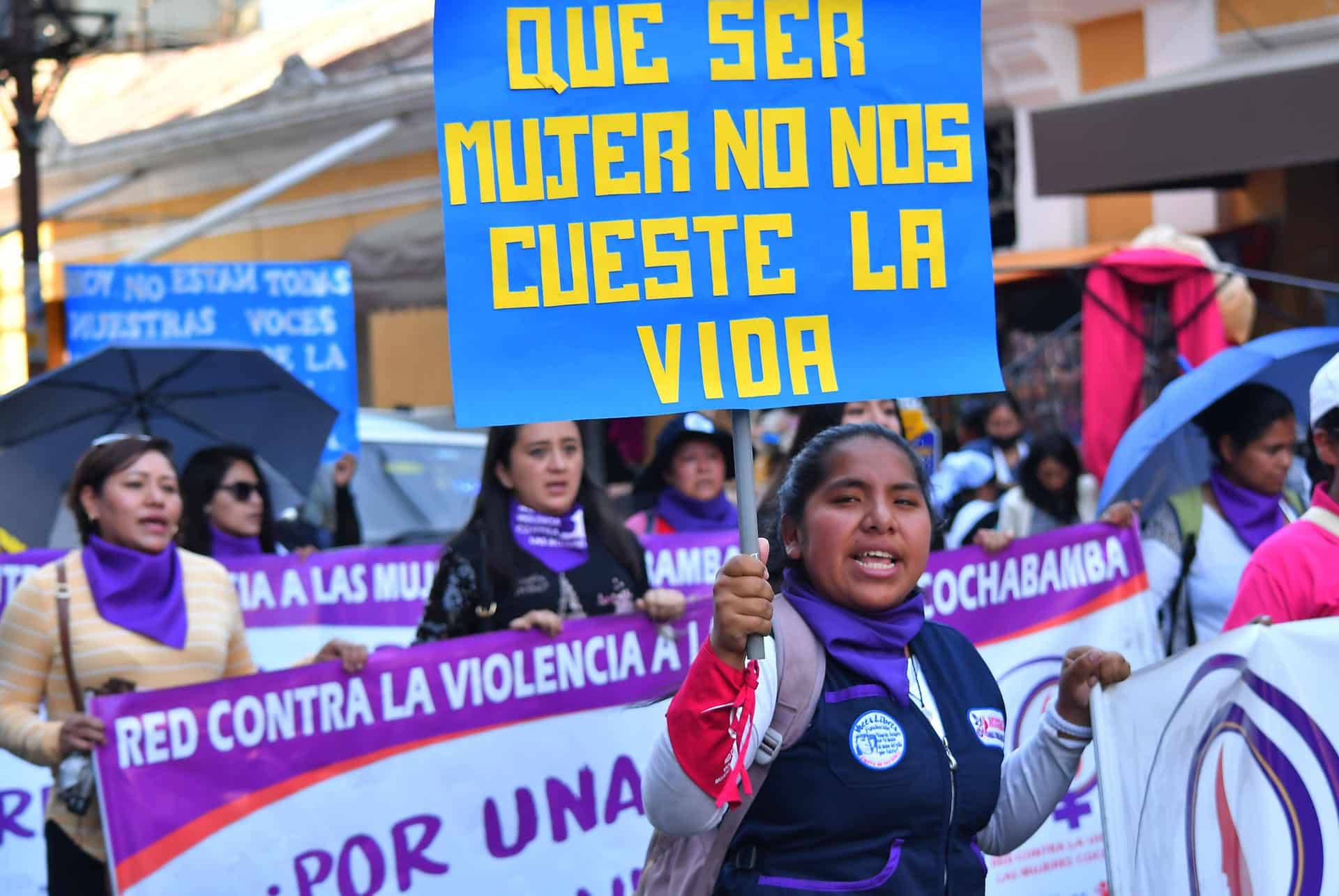 Imagen de archivo de activistas mujeres que protestan en Cochabamba (Bolivia) pidiendo un alto a la violencia de género. EFE/Jorge Abrego