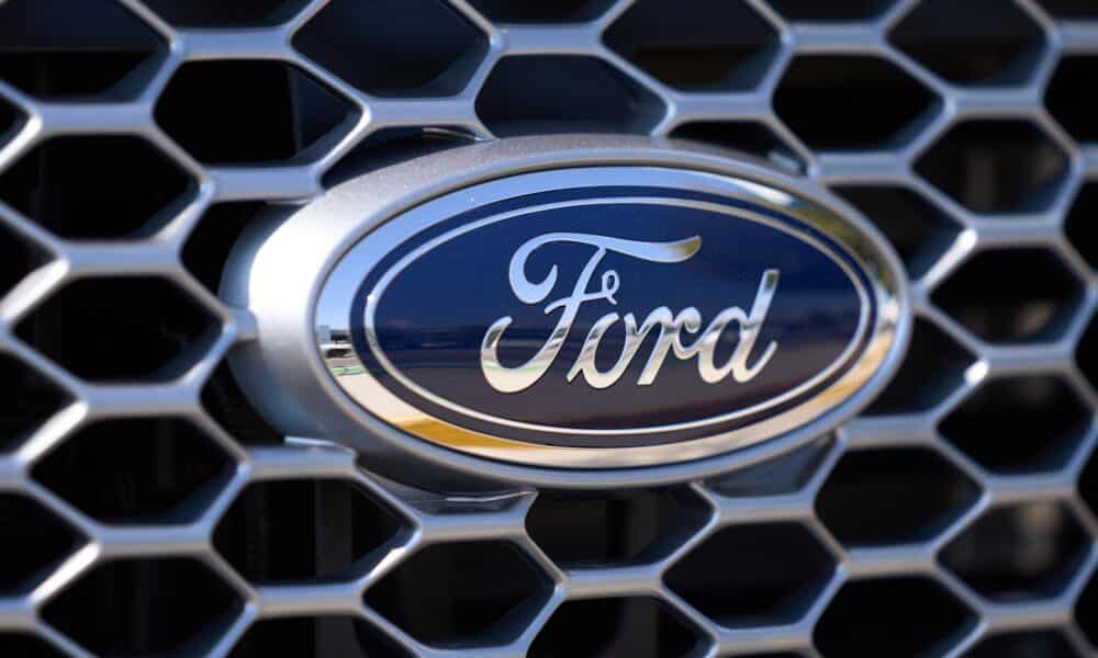 Un logotipo de Ford se muestra en un vehículo en Los Ángeles, California, EE. UU. EFE/EPA/Allison Dinner