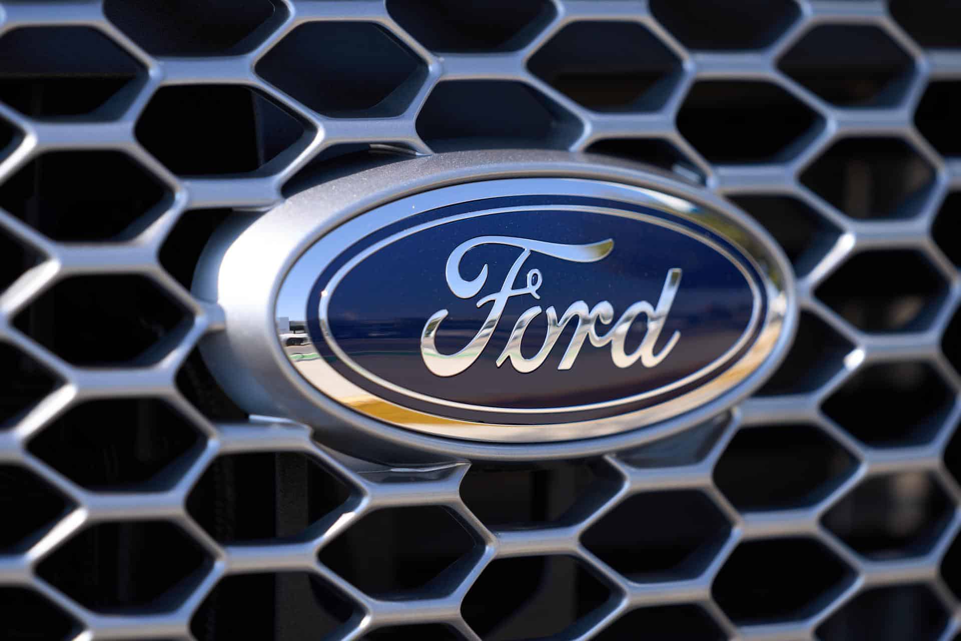 Un logotipo de Ford se muestra en un vehículo en Los Ángeles, California, EE. UU. EFE/EPA/Allison Dinner