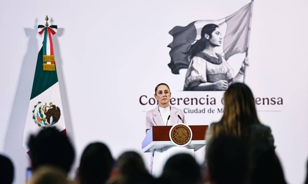 La presidenta de México Claudia Sheinbaum, habla este viernes durante su conferencia de prensa matutina en Palacio Nacional, en la Ciudad de México (México). EFE/ Sáshenka Gutiérrez