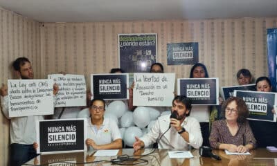 Fotografía cedida por Codehupy donde aparecen desde la izquierda, Mónica Centrón, coordinadora Ejecutiva de Pojoaju Asociación de ONGs del Paraguay; Dante Leguizamón, secretario ejecutivo de la Codehupy, y Marta Ferrara, directora de Semillas para la Democracia, durante conferencia de prensa en Asunción (Paraguay). EFE/ Codehupy