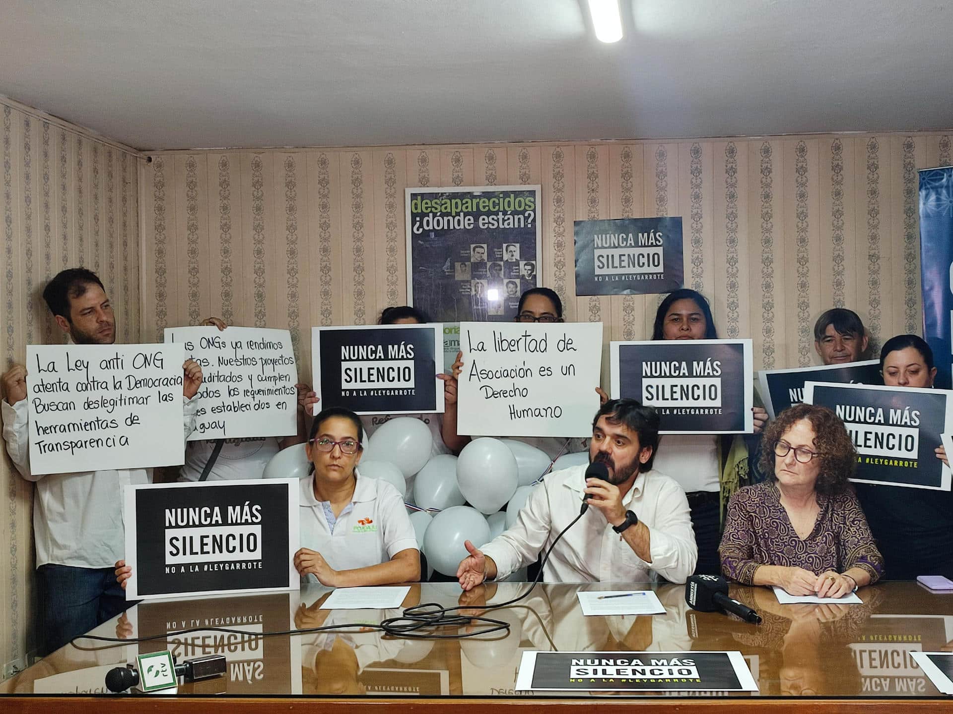 Fotografía cedida por Codehupy donde aparecen desde la izquierda, Mónica Centrón, coordinadora Ejecutiva de Pojoaju Asociación de ONGs del Paraguay; Dante Leguizamón, secretario ejecutivo de la Codehupy, y Marta Ferrara, directora de Semillas para la Democracia, durante conferencia de prensa en Asunción (Paraguay). EFE/ Codehupy