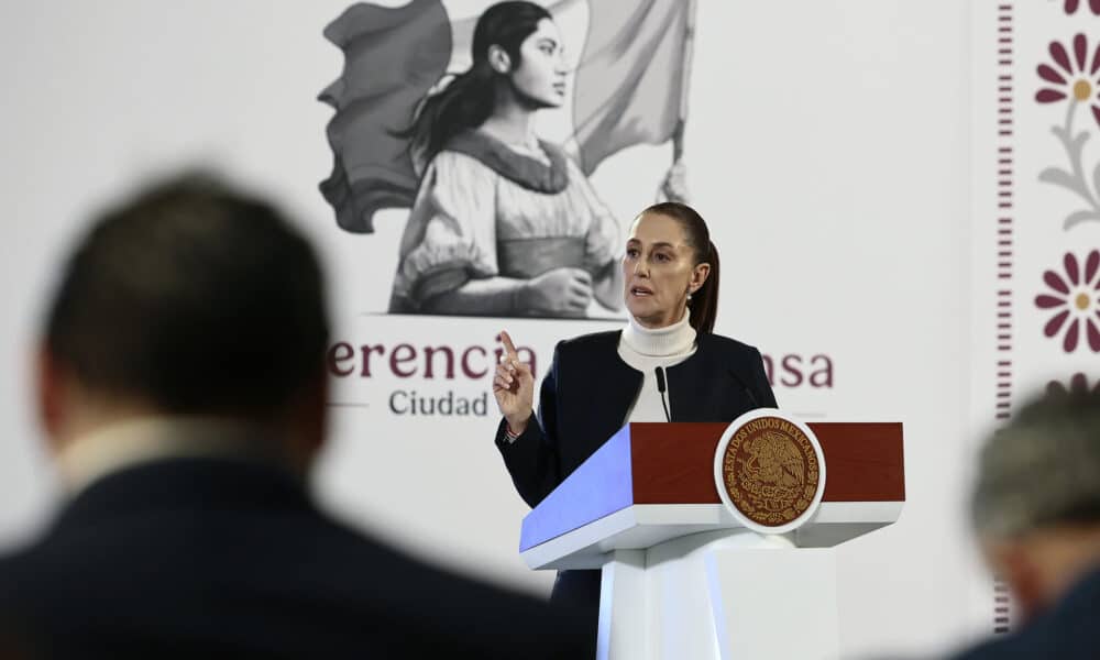 La presidenta de México, Claudia Sheinbaum, habla durante su rueda de prensa matutina en Palacio Nacional este martes, en Ciudad de México (México). EFE/ José Méndez