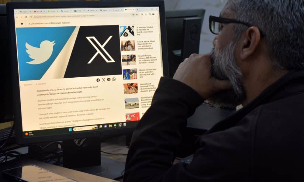 Peshawar (Pakistan), 21/02/2024.- A man reads news of social media platform X (formerly Twitter) blockade on a computer in Peshawar, Pakistan, 21 February 2024. Pakistani authorities have restricted access to the social media platform X following widespread allegations of electoral fraud in the contentious parliamentary polls held on 08 February, according to Pakistan Human Rights Commission (HRCP). Reports from Pakistani users indicated that access to the social media platform was blocked in various parts of the country, as confirmed by the Downdetector portal, which showed X remained largely inaccessible since 19 February. EFE/EPA/BILAWAL ARBAB
//////////
Peshawar (Pakistán), 21/02/2024.- Un hombre lee en un ordenador la noticia del bloqueo de la plataforma de redes sociales X (antes Twitter) en Peshawar, Pakistán, 21 de febrero de 2024. Las autoridades paquistaníes han restringido el acceso a la plataforma de redes sociales X tras acusaciones generalizadas de fraude electoral en las polémicas elecciones parlamentarias celebradas el 8 de febrero, según la Comisión de Derechos Humanos de Pakistán (HRCP). Los informes de usuarios paquistaníes indicaron que el acceso a la plataforma de redes sociales fue bloqueado en varias partes del país, como confirmó el portal Downdetector, que mostró que X permaneció en gran medida inaccesible desde el 19 de febrero. EFE/EPA/BILAWAL ARBAB