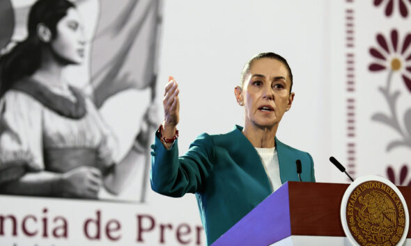 La presidenta de México, Claudia Sheinbaum, habla durante su conferencia de prensa matutina este lunes, en Palacio Nacional de la Ciudad de México (México). EFE/ José Méndez