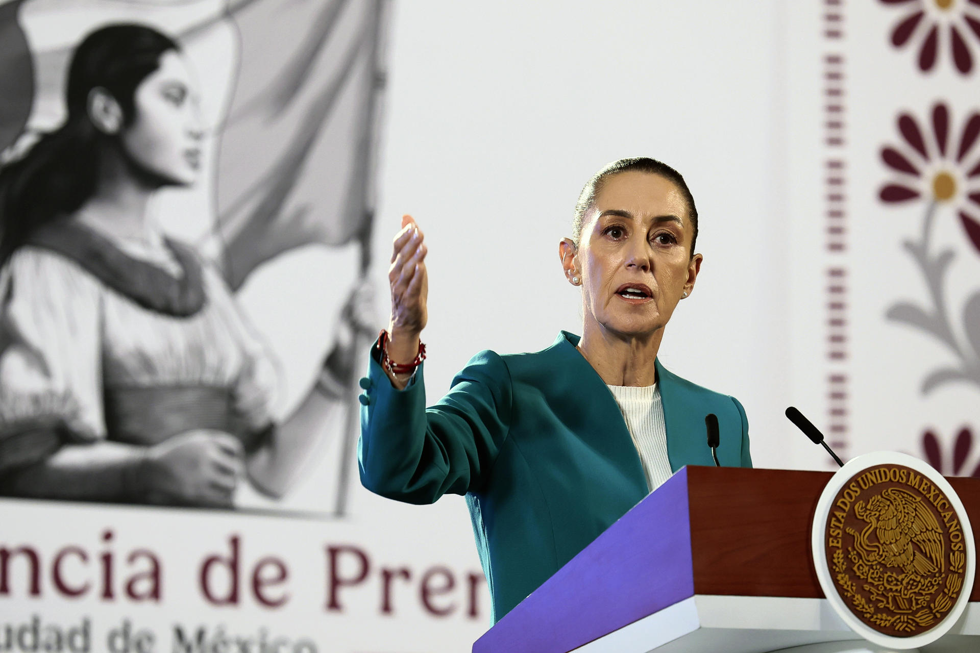 La presidenta de México, Claudia Sheinbaum, habla durante su conferencia de prensa matutina este lunes, en Palacio Nacional de la Ciudad de México (México). EFE/ José Méndez