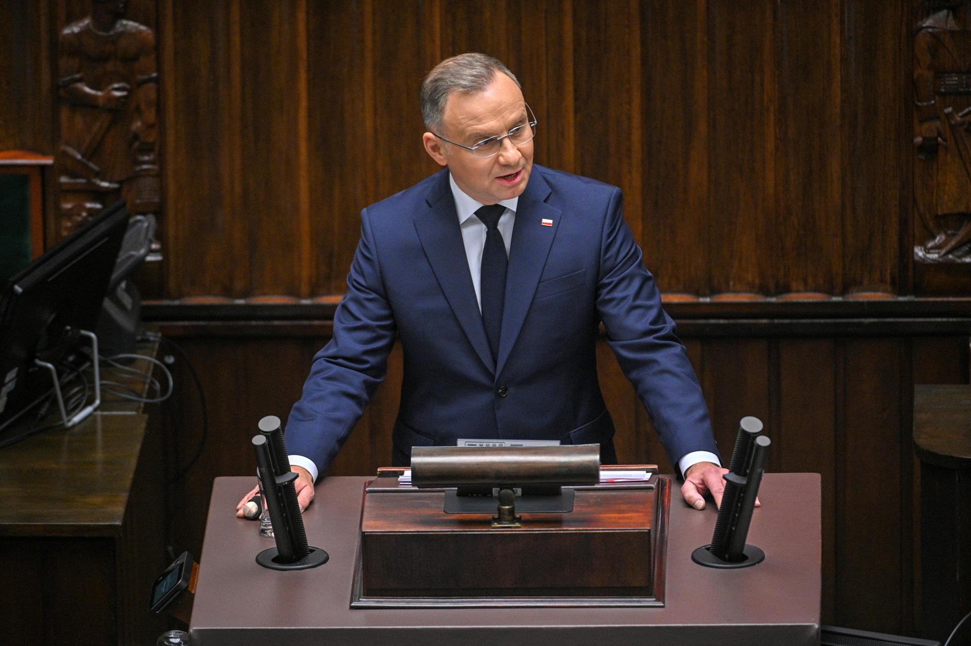 El presidente polaco, Andrzej Duda, pronuncia un discurso en el primer aniversario de las elecciones parlamentarias del 15 de octubre de 2023 durante la sesión de apertura de la cámara baja del Parlamento en Varsovia, el 16 de octubre de 2024. EFE/EPA/Marcin Obara POLAND OUT