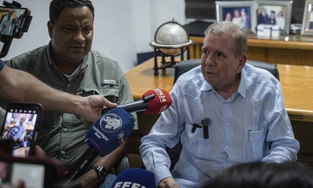 Fotografía de archivo del alcalde de Maracaibo, Rafael Ramírez Colina (iz), junto a Edmundo González Urrutia (d), en Maracaibo (Venezuela). EFE/ Luis Carlos Sánchez