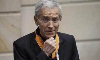 Fotografía de archivo del 13 de julio de 2023 del entonces presidente de la Comisión de la Verdad, el padre Francisco de Roux, habla durante un acto en el que fue condecorado por el Senado de la República, hoy, en Bogotá (Colombia). EFE/ Carlos Ortega