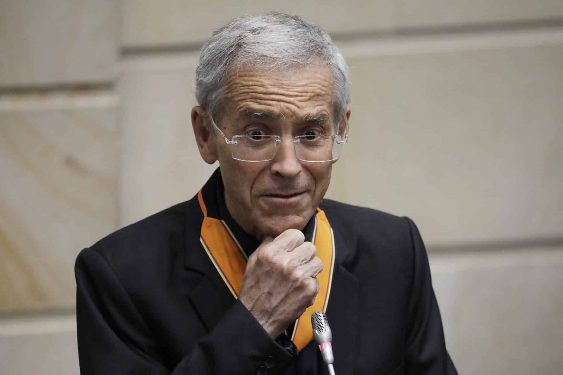 Fotografía de archivo del 13 de julio de 2023 del entonces presidente de la Comisión de la Verdad, el padre Francisco de Roux, habla durante un acto en el que fue condecorado por el Senado de la República, hoy, en Bogotá (Colombia). EFE/ Carlos Ortega