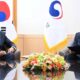 El viceministro primero de Asuntos Exteriores surcoreano, Kim Hong-kyun (d), se reúne con el embajador ruso en el país asiático, Gueorgui Zinoviev (i), en el Ministerio de Asuntos Exteriores de Seúl, Corea del Sur, el 21 de octubre de 2024. EFE/EPA/YONHAP