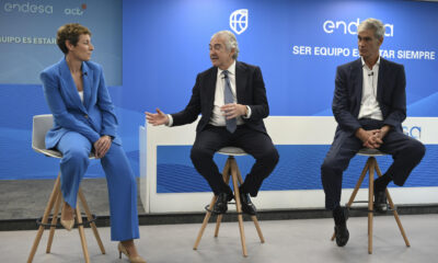 Los presidentes de la Asociación de Clubes de Baloncesto (ACB), Antonio Martín (d), y la Federación Española de Baloncesto (FEB), Elisa Aguilar, junto al consejero delegado de Endesa, José Bogas (c), durante la presentación de la renovación del acuerdo de colaboración de la compañía energética con el baloncesto español el pasado día 18 de abril, EFE/Fernando Villar