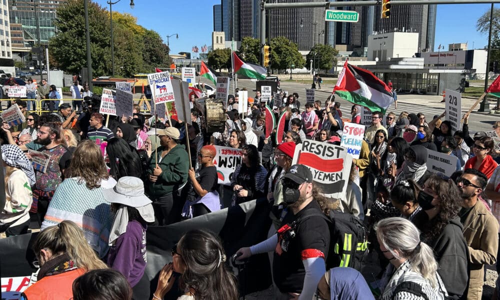 Fotografía de un grupo de árabes manifestandose contra las guerras en Gaza y Líbano en Dearborn, Michigan (Estados Unidos). EFE/Javier Otazu