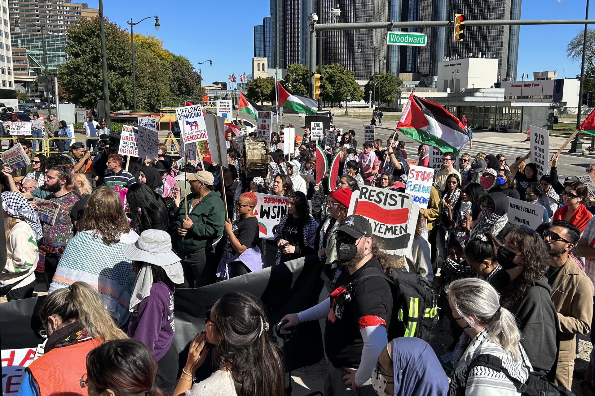 Fotografía de un grupo de árabes manifestandose contra las guerras en Gaza y Líbano en Dearborn, Michigan (Estados Unidos). EFE/Javier Otazu