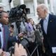 El presidente de Estados Unidos, Joe Biden, habla con los medios de comunicación antes de partir en el Marine One desde la Casa Blanca, Washington, DC, EE. UU., 3 de octubre de 2024. Biden visita este jueves áreas de Florida y Georgia que se han visto afectadas por el huracán Helene. EFE/EPA/Chris Kleponis / POOL