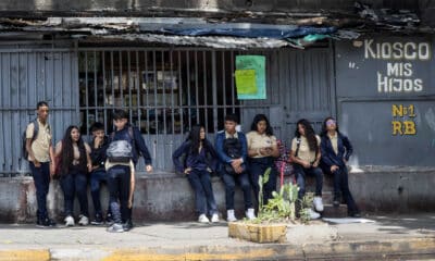 Fotografía donde se observa a un grupo de estudiantes, en Caracas (Venezuela). EFE/ Miguel Gutierrez