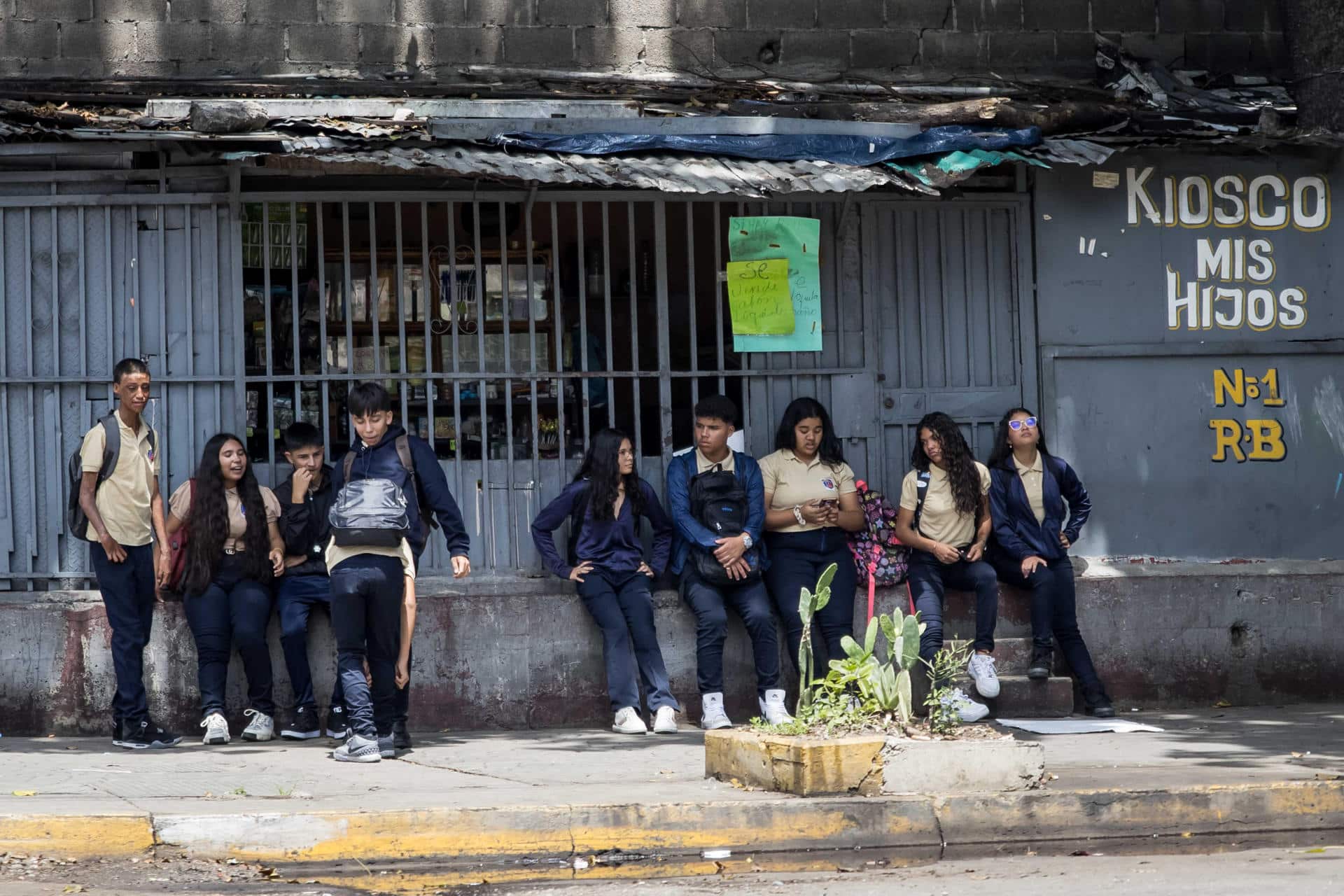 Fotografía donde se observa a un grupo de estudiantes, en Caracas (Venezuela). EFE/ Miguel Gutierrez