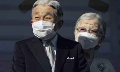 Fotografía de archivo de la emperatriz emérita Michiko (der.) junto al emperador emérito de Japón, Akihito (izq.), desde un balcón durante su aparición pública de Año Nuevo en el Palacio Imperial en el centro de Tokio, Japón, el 2 de enero de 2023. (Japón, Tokio) EFE/EPA/Franck Robichon