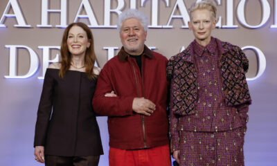 Las actrices, la británica Tilda Swinton (d) y la estadounidese Julianne Moore (izquierda) posan para la prensa durante la presentación de la película La habitación de al lado, de Pedro Almodóvar (c), este miércoles en Madrid. EFE/ Mariscal