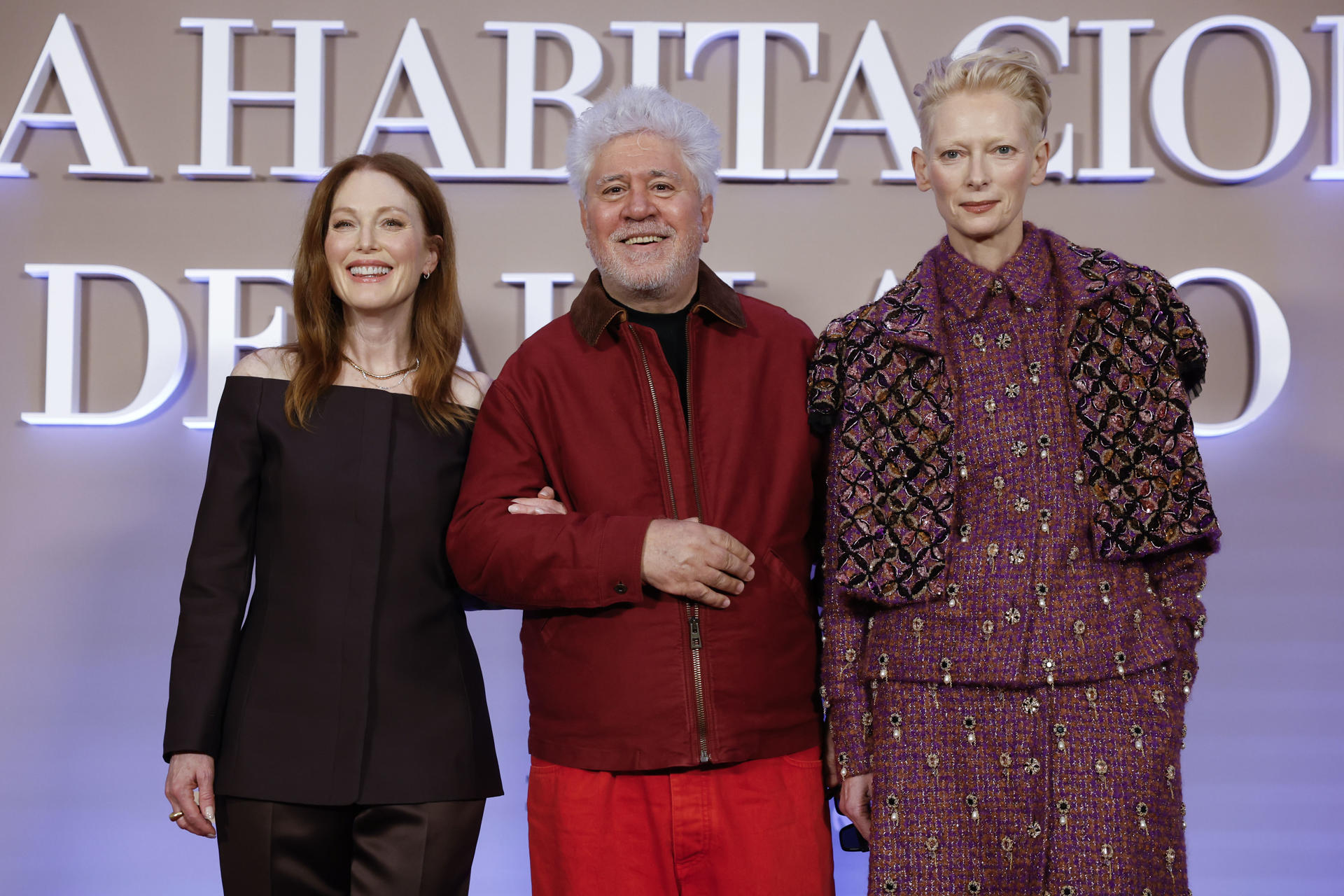 Las actrices, la británica Tilda Swinton (d) y la estadounidese Julianne Moore (izquierda) posan para la prensa durante la presentación de la película La habitación de al lado, de Pedro Almodóvar (c), este miércoles en Madrid. EFE/ Mariscal