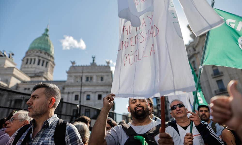 Manifestantes participan en una marcha este miércoles, en Buenos Aires (Argentina). EFE/ Juan Ignacio Roncoroni