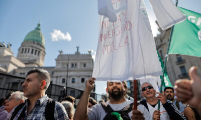 Manifestantes participan en una marcha este miércoles, en Buenos Aires (Argentina). EFE/ Juan Ignacio Roncoroni