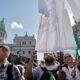 Manifestantes participan en una marcha este miércoles, en Buenos Aires (Argentina). EFE/ Juan Ignacio Roncoroni