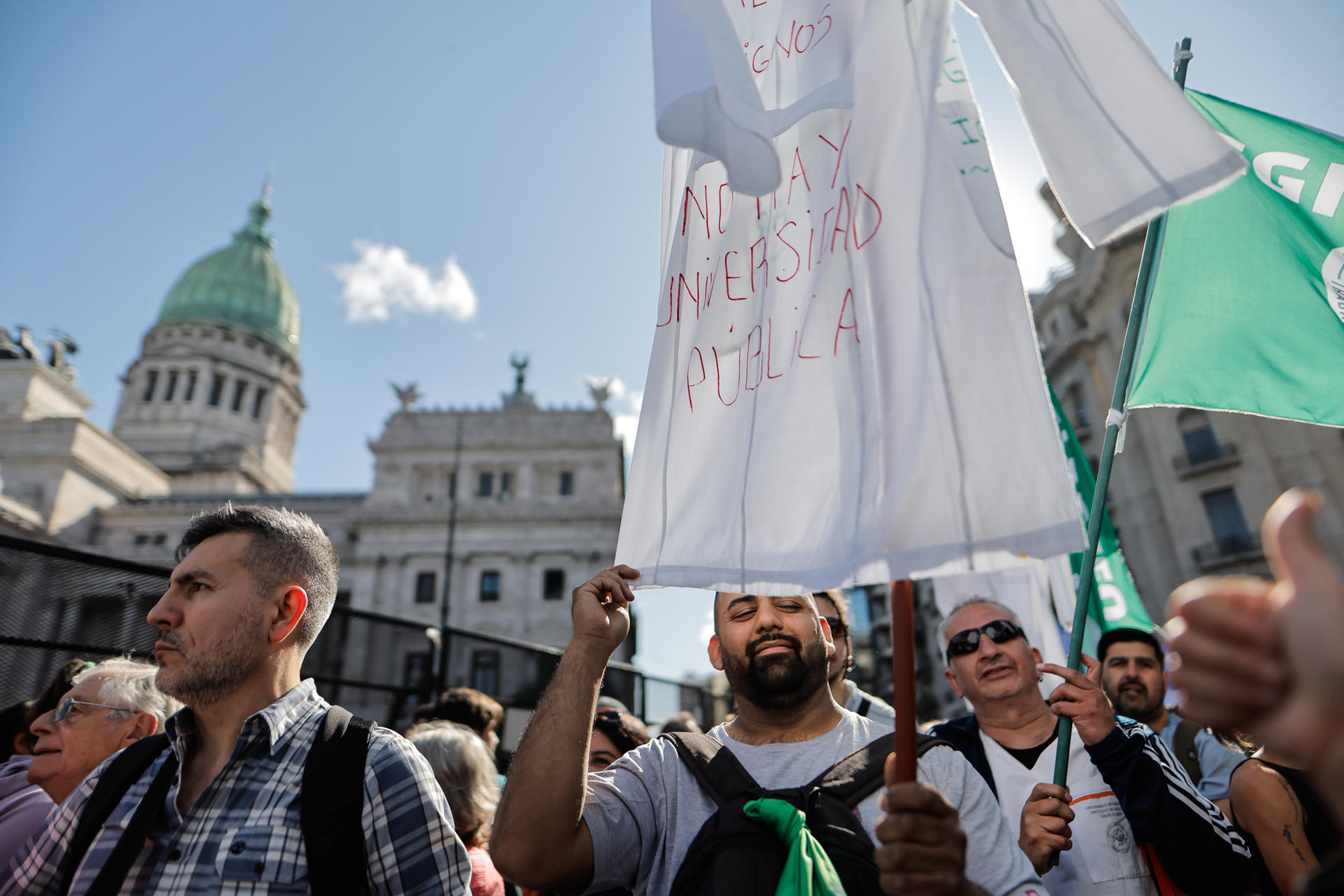 Manifestantes participan en una marcha este miércoles, en Buenos Aires (Argentina). EFE/ Juan Ignacio Roncoroni