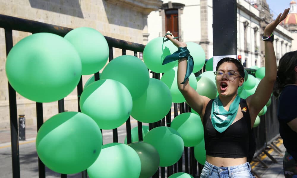 Integrantes de colectivos feministas se manifiestan a favor del aborto en las inmediaciones del Congreso del Estado de Jalisco, este viernes en Guadalajara (México). EFE/ Francisco Guasco