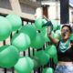 Integrantes de colectivos feministas se manifiestan a favor del aborto en las inmediaciones del Congreso del Estado de Jalisco, este viernes en Guadalajara (México). EFE/ Francisco Guasco