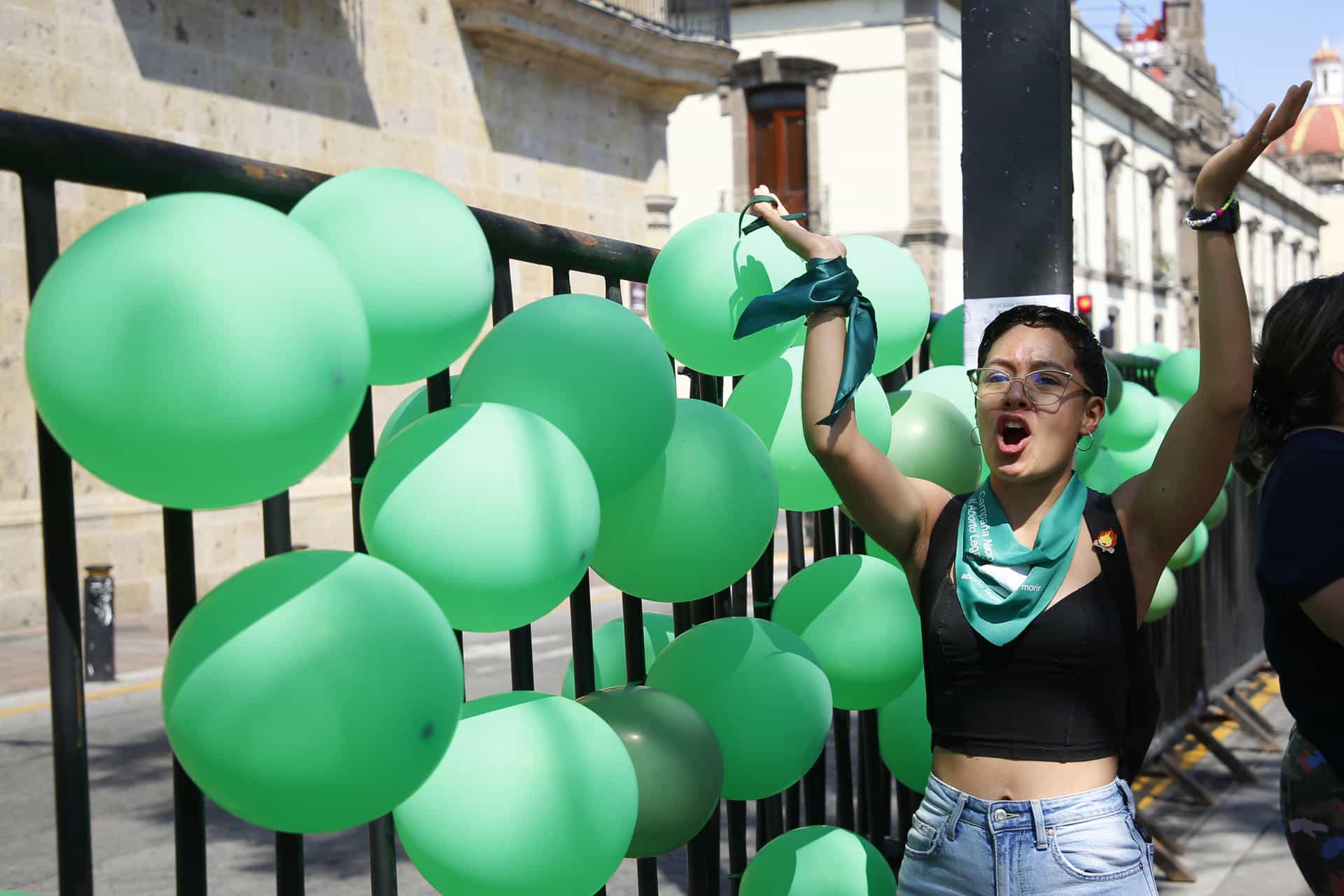 Integrantes de colectivos feministas se manifiestan a favor del aborto en las inmediaciones del Congreso del Estado de Jalisco, este viernes en Guadalajara (México). EFE/ Francisco Guasco