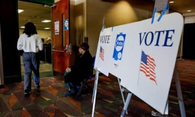 Los votantes participan en la votación anticipada en el Greensboro Coliseum mientras sus partidarios se reúnen afuera para escuchar al expresidente estadounidense y candidato presidencial republicano Donald Trump hablar en un mitin de campaña en el Greensboro Coliseum en Greensboro, Carolina del Norte, EE. UU., el 22 de octubre de 2024. EFE/EPA/Erik S. Lesser