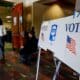 Los votantes participan en la votación anticipada en el Greensboro Coliseum mientras sus partidarios se reúnen afuera para escuchar al expresidente estadounidense y candidato presidencial republicano Donald Trump hablar en un mitin de campaña en el Greensboro Coliseum en Greensboro, Carolina del Norte, EE. UU., el 22 de octubre de 2024. EFE/EPA/Erik S. Lesser