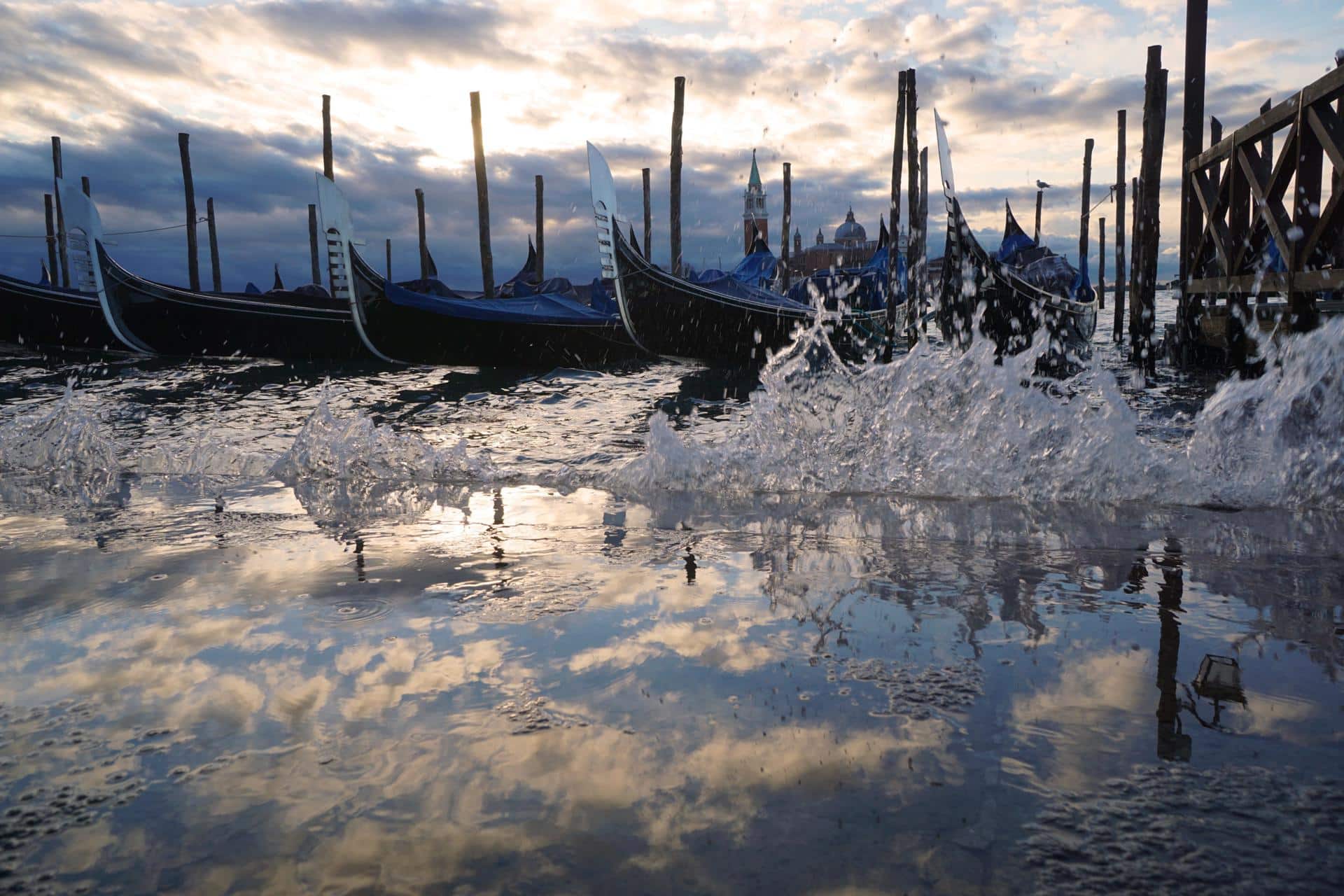 Imagen de archivo de góndolas en Venecia en medio de un temporal. EFE/EPA/ANDREA MEROLA