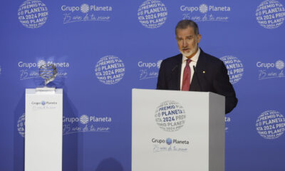 El rey Felipe VI interviene en la 73 edición del Premio Planeta de novela, este martes en el transcurso de la tradicional velada literaria en el Museo Nacional de Arte de Cataluña. EFE/Andreu Dalmau