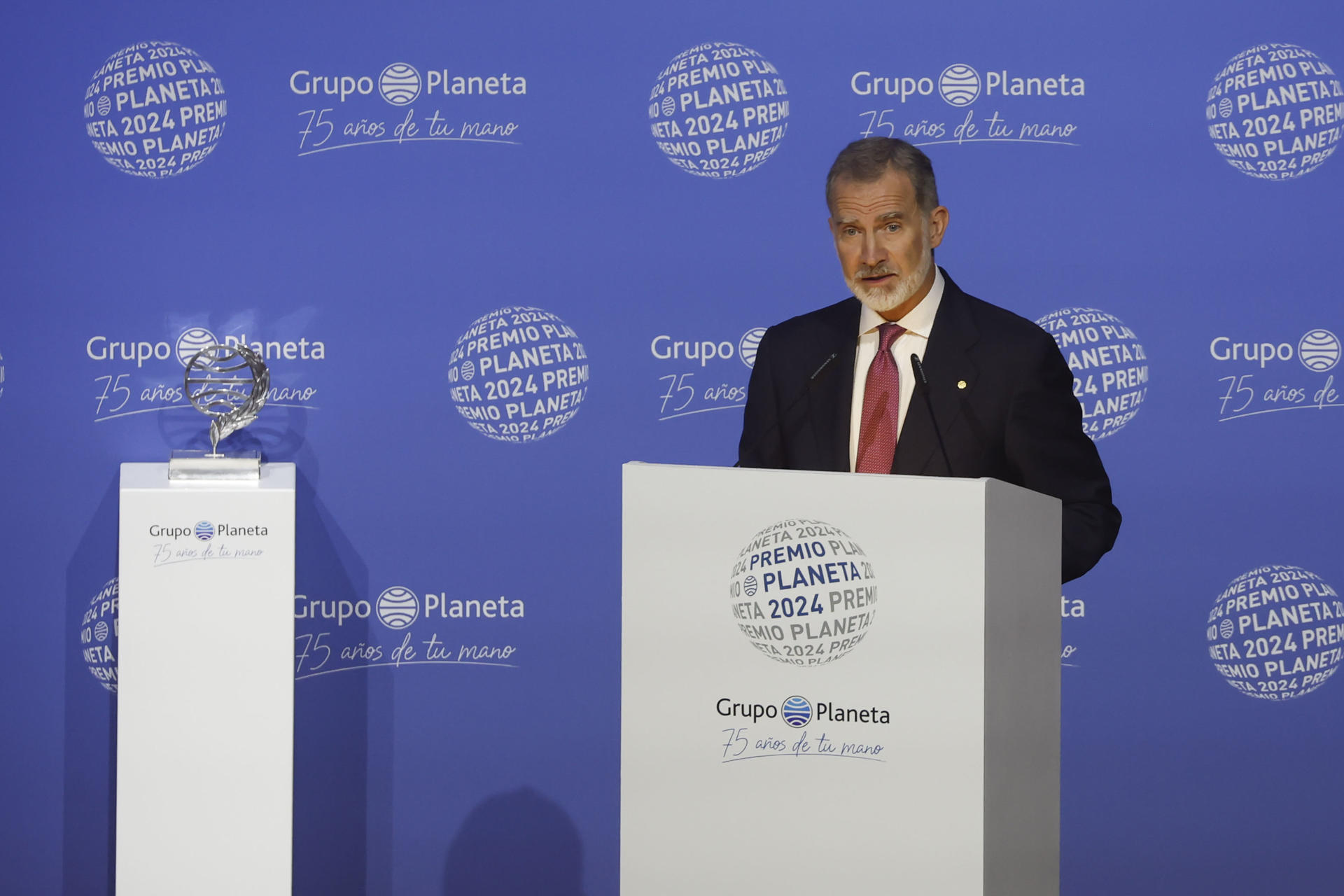 El rey Felipe VI interviene en la 73 edición del Premio Planeta de novela, este martes en el transcurso de la tradicional velada literaria en el Museo Nacional de Arte de Cataluña. EFE/Andreu Dalmau