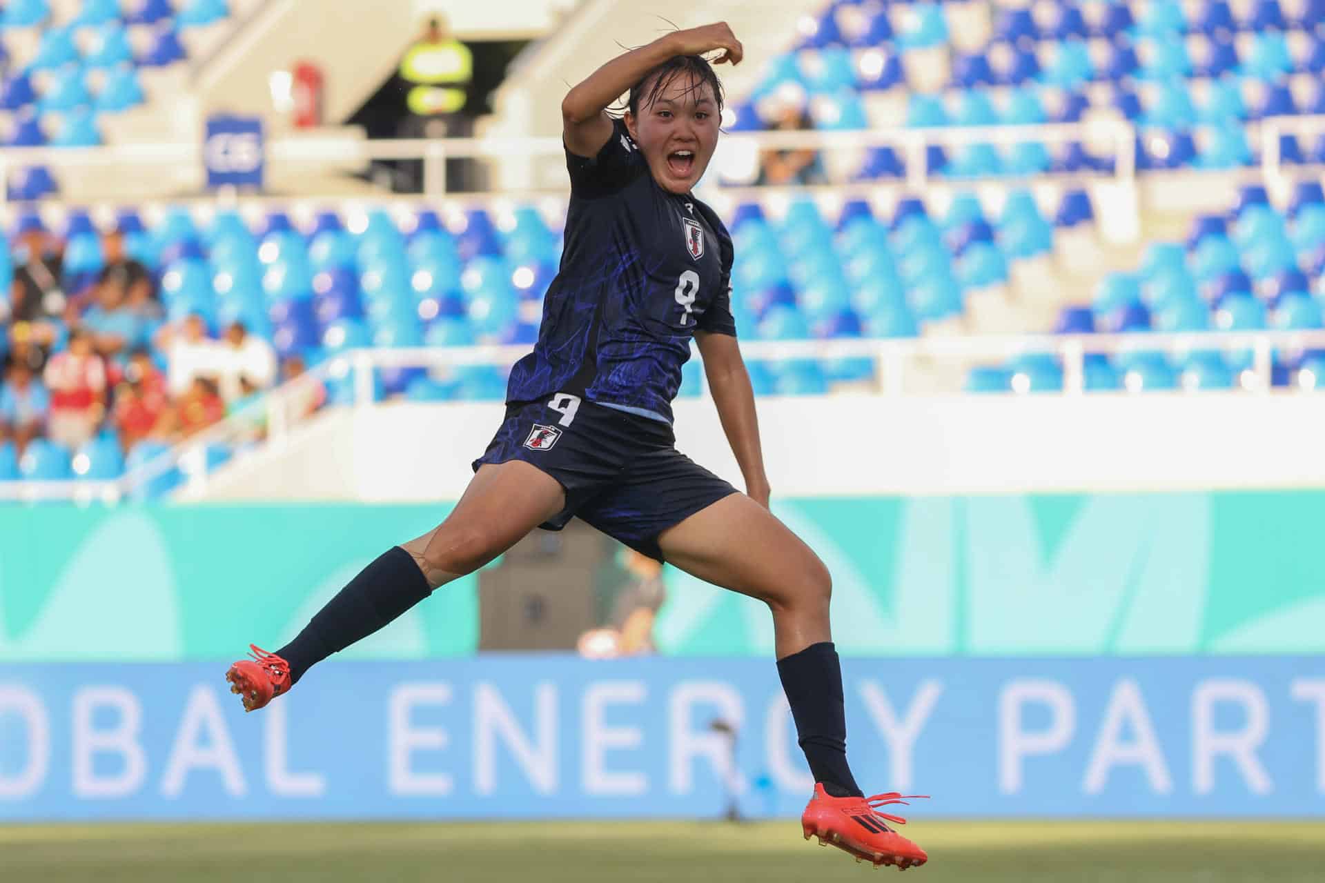 Momo Saruang Ueki Sato celebra su gol, el segundo de Japón ante Zambia en el Mundial Femenino sub-17 en el estadio Olímpico Félix Sánchez en Santo Domingo. EFE/ Orlando Barría