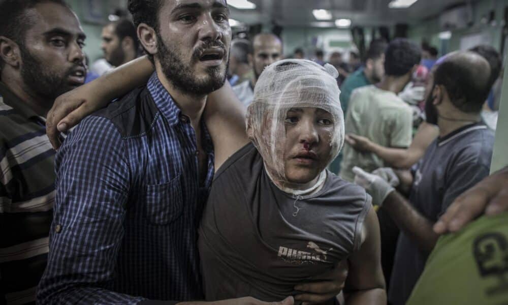 Foto de archivo de un hombre que ayuda a su hijo en el hospital de Kamal Adwan en Beit Lahia en Gaza. EFE/Oliver Weiken