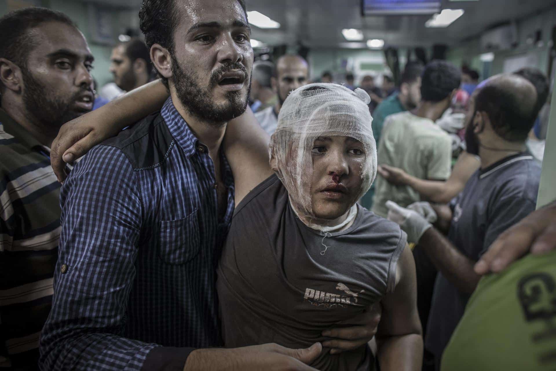 Foto de archivo de un hombre que ayuda a su hijo en el hospital de Kamal Adwan en Beit Lahia en Gaza. EFE/Oliver Weiken