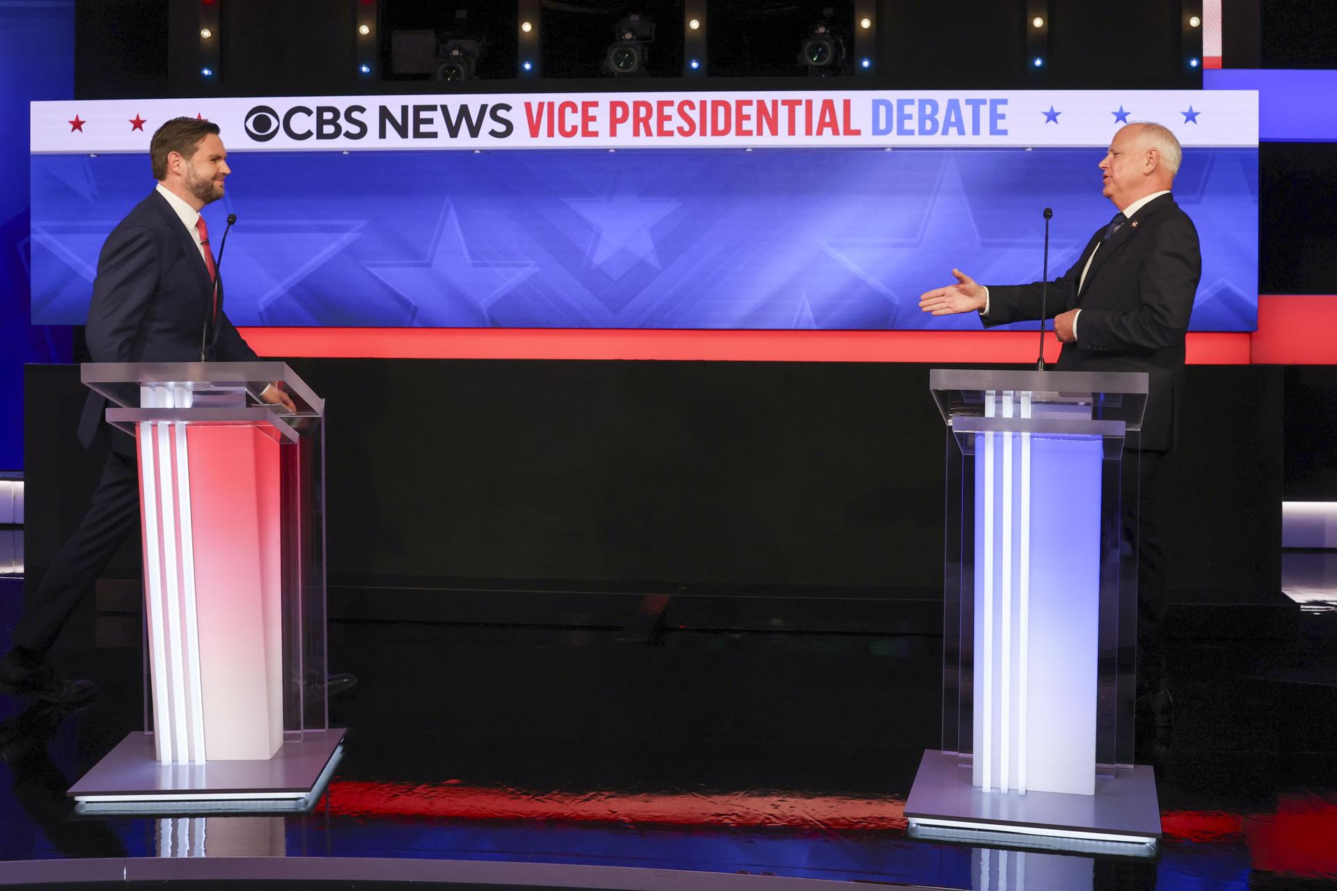 El candidato republicano a la vicepresidencia, JD Vance (izq.), y el gobernador de Minnesota y candidato demócrata a la vicepresidencia, Tim Walz (der.), se preparan para estrecharse la mano antes del inicio del debate vicepresidencial en el CBS Broadcast Center en Nueva York, Nueva York, EE.UU., el 1 de octubre de 2024. (Elecciones, Nueva York) EFE/EPA/SARAH YENESEL