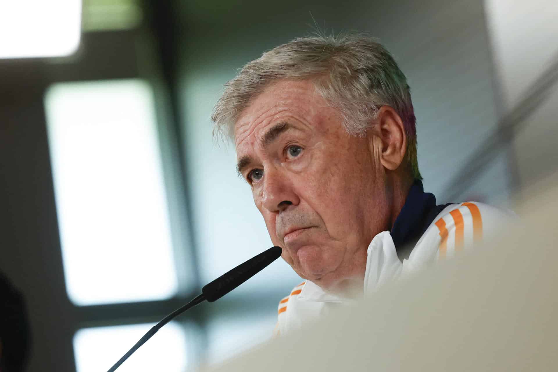 MADRID (ESPAÑA), 18/10/2024.- El entrenador italiano del Real Madrid, Carlo Ancelotti durante la rueda de prensa tras el entrenamiento del equipo en la Ciudad Deportiva de Valdebebas en Madrid este viernes para preparar su enfrentamiento liguero ante el Celta de mañana. EFE/Juan Carlos Hidalgo