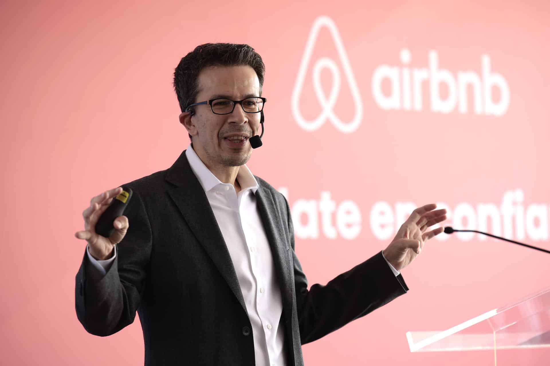 El director general de Airbnb México, Ángel Terral, habla durante una rueda de prensa en la Ciudad de México (México). Archivo. EFE/José Méndez