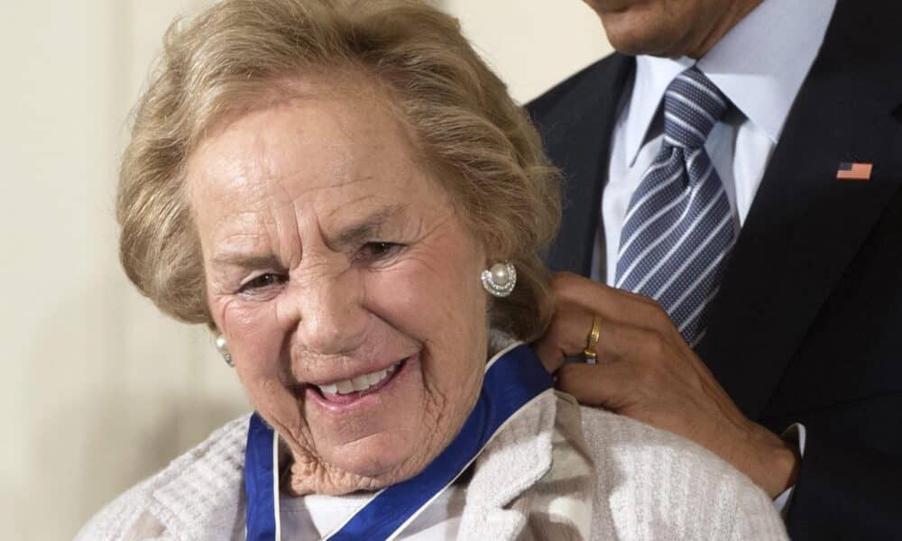 Fotografía de archivo de la defensora de derechos humanos y viuda de Robert F. Kennedy, Ethel Kennedy (i) cuando recibió en 2014 la Medalla Presidencial de la Libertad de manos del entonces presidente Barack Obama. EFE/Michel Reynolds