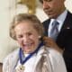 Fotografía de archivo de la defensora de derechos humanos y viuda de Robert F. Kennedy, Ethel Kennedy (i) cuando recibió en 2014 la Medalla Presidencial de la Libertad de manos del entonces presidente Barack Obama. EFE/Michel Reynolds