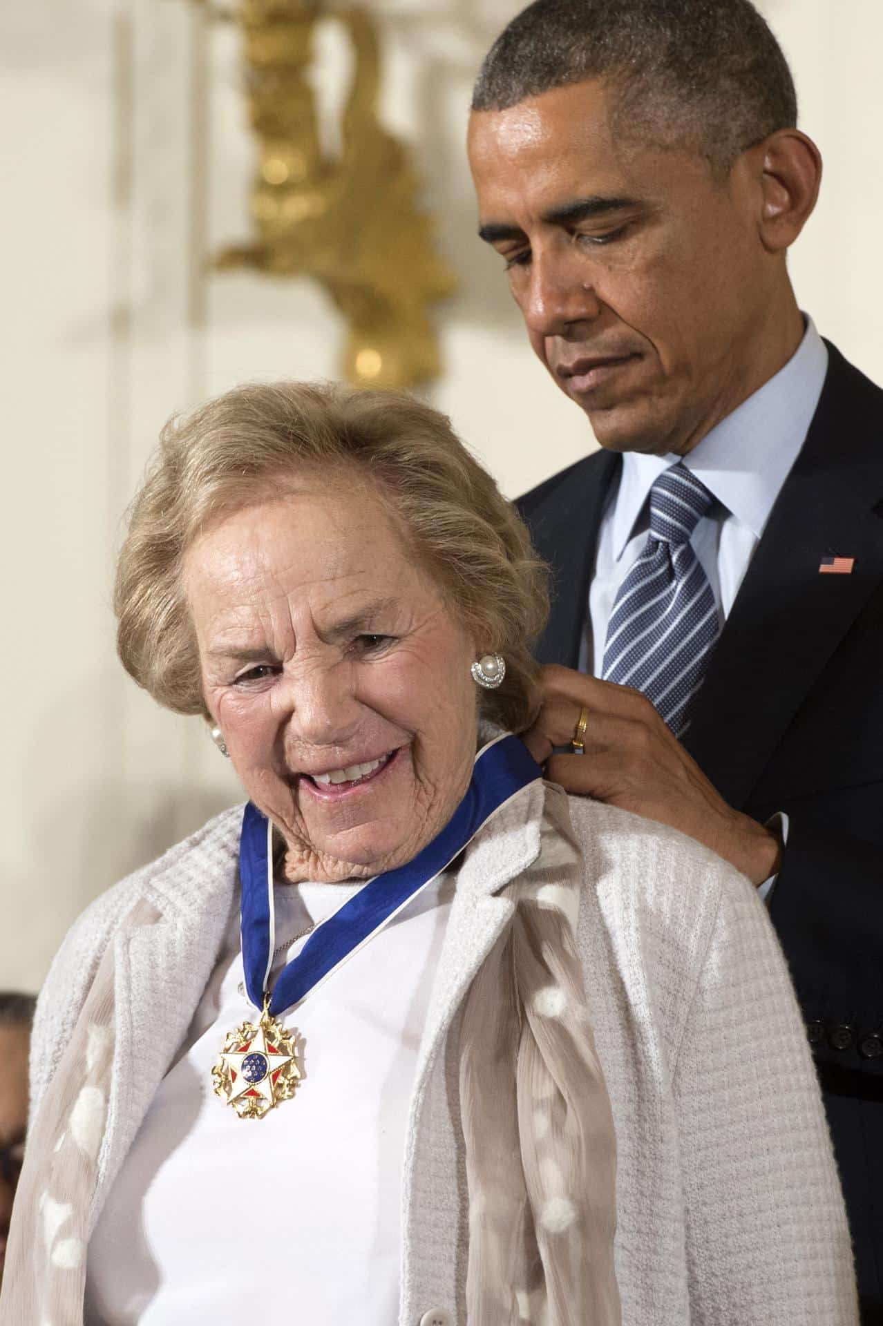 Fotografía de archivo de la defensora de derechos humanos y viuda de Robert F. Kennedy, Ethel Kennedy (i) cuando recibió en 2014 la Medalla Presidencial de la Libertad de manos del entonces presidente Barack Obama. EFE/Michel Reynolds