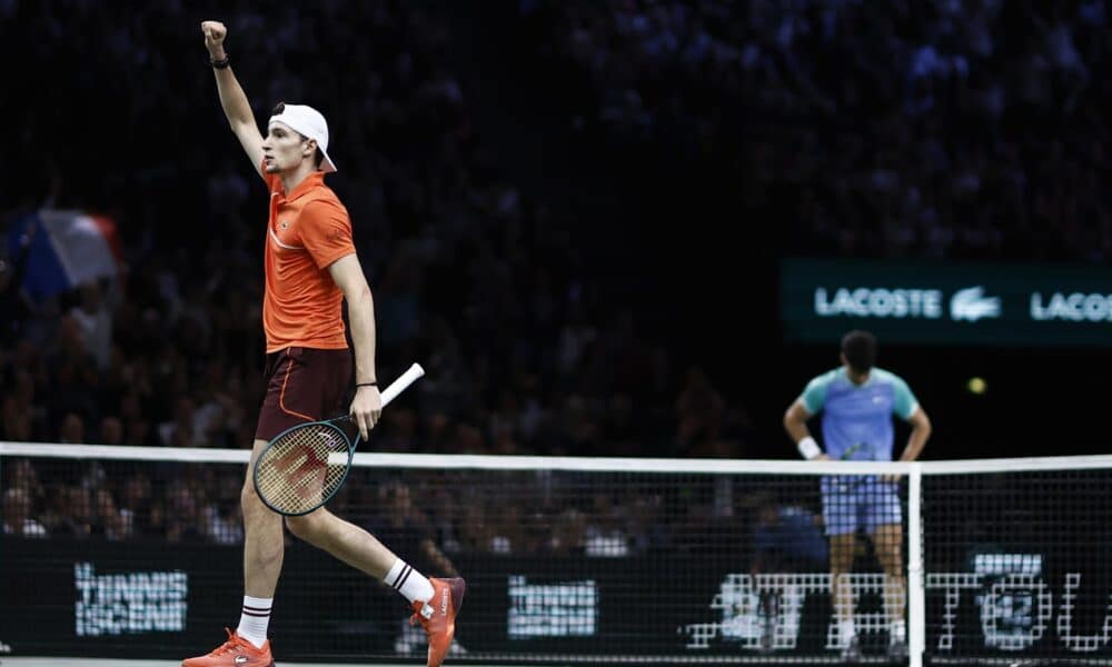 Ugo Humbert celebra el triunfo con Alcaraz al fondo. EFE/EPA/YOAN VALAT