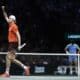 Ugo Humbert celebra el triunfo con Alcaraz al fondo. EFE/EPA/YOAN VALAT