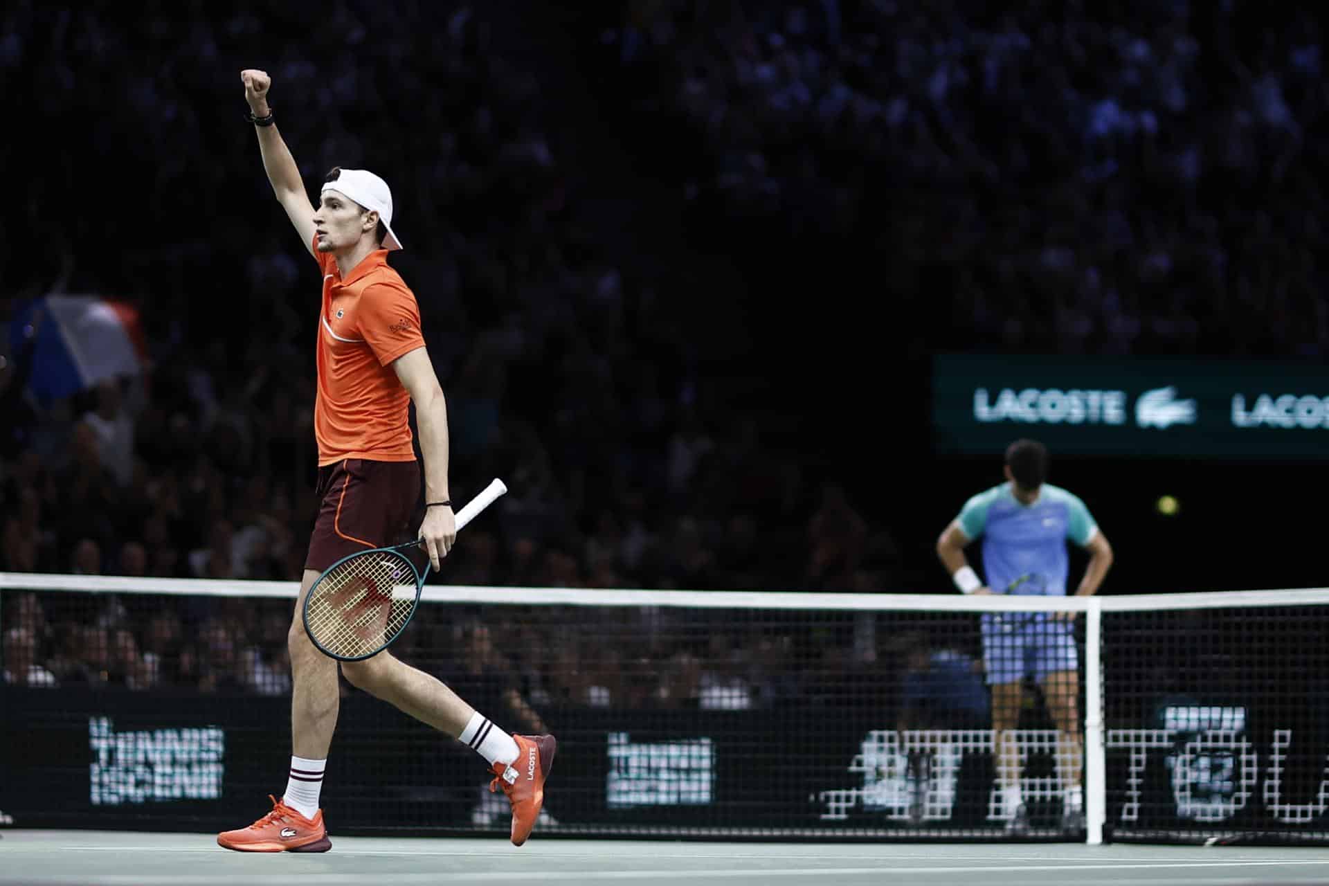 Ugo Humbert celebra el triunfo con Alcaraz al fondo. EFE/EPA/YOAN VALAT