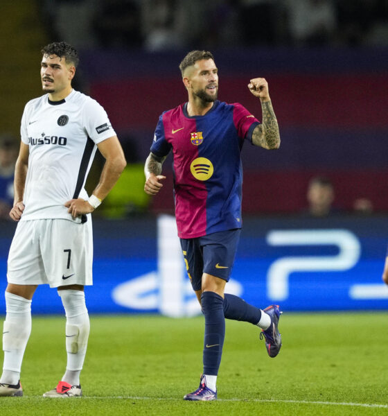 El defensa del FC Barcelona Íñigo Martínez tras conseguir el tercer gol del equipo blaugrana durante el encuentro correspondiente a la segunda jornada de la Liga de Campeones en el Estadio Olímpico Lluis Companys, en Barcelona. EFE/Alejandro García.