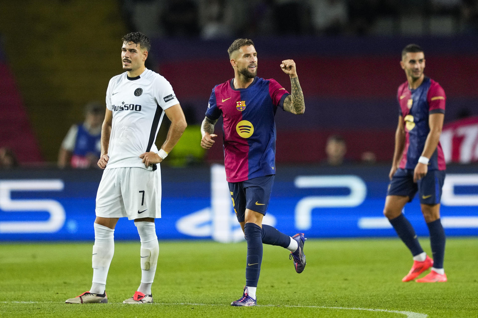 El defensa del FC Barcelona Íñigo Martínez tras conseguir el tercer gol del equipo blaugrana durante el encuentro correspondiente a la segunda jornada de la Liga de Campeones en el Estadio Olímpico Lluis Companys, en Barcelona. EFE/Alejandro García.